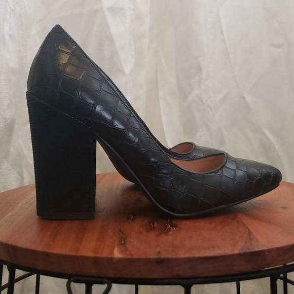 SALE 🖤👠Black Snake Print Block Heels - Picture 2 of 8